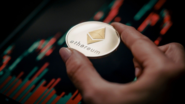 
                    Хакер, взломавший криптобиржу Coinbase, купил эфириумы на $18,9 млн                