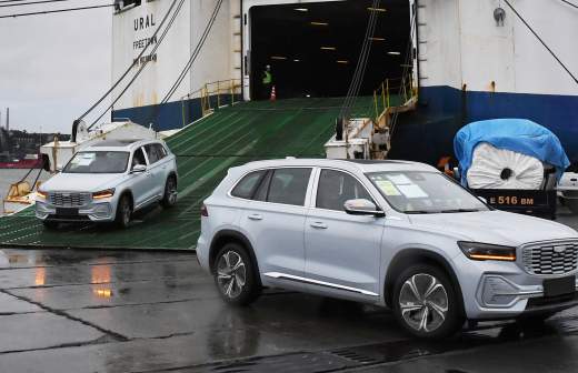 
                    Мантуров поручил отложить введение новых правил расчета утильсбора

        