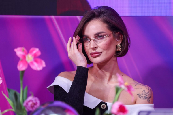 Первые фото свадебного платья солистки Artik & Asti — невеста отошла от правил
