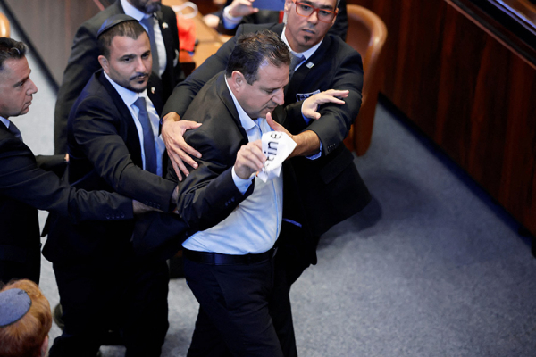 
                    Двух депутатов выгнали из кнессета за попытку прервать выступление Трампа
                