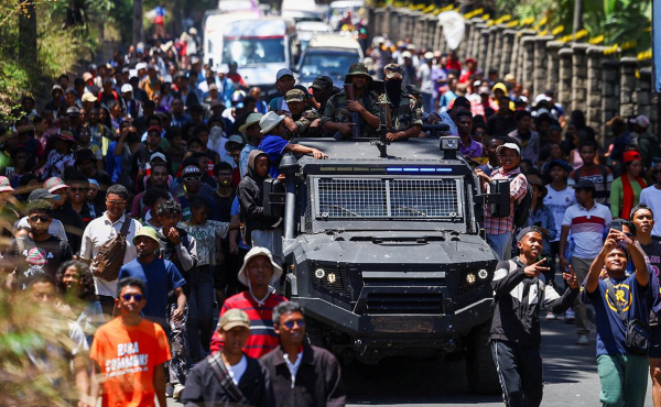 
                    Президент Мадагаскара объяснил бегство из страны на фоне протестов
                