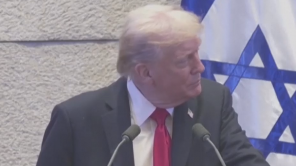 
                    Двух депутатов выгнали из кнессета за попытку прервать выступление Трампа
                