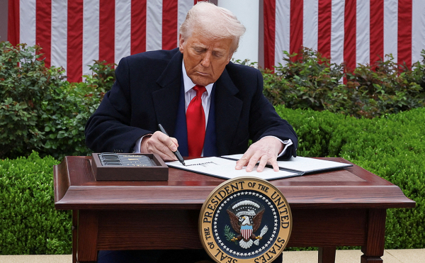 
                    США заключили с Южной Кореей сделку с подлодкой и выплатой&nbsp;$350&nbsp;млрд
                