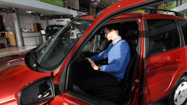 Мантуров: в России продолжаются программы льготного лизинга и автокредитования