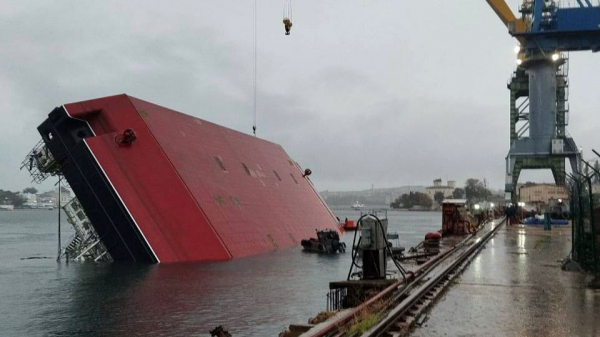 В Севастополе погибли 2 человека при крушении плавучего крана, 20 – травмированы В Севастополе погибли 2 человека при крушении плавучего крана, 20 – травмированы