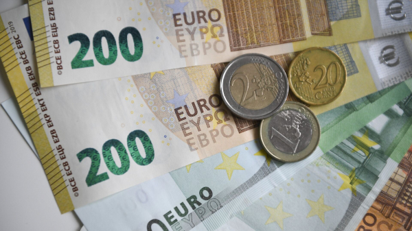 Официальный курс доллара на пятницу снизился до 81,0085 руб, евро - до 95,3411 руб