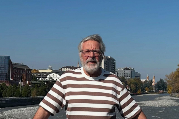 Заросший седой бородой Ургант вернулся домой с Кавказа с новым другом