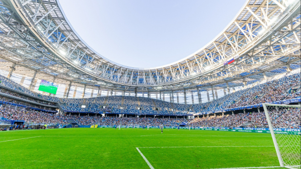 Священник освятил поле арены в Нижнем Новгороде перед матчем &laquo;Пари НН&raquo; &mdash; &laquo;Балтика&raquo;