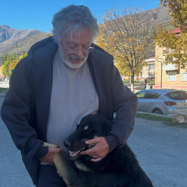 Заросший седой бородой Ургант вернулся домой с Кавказа с новым другом