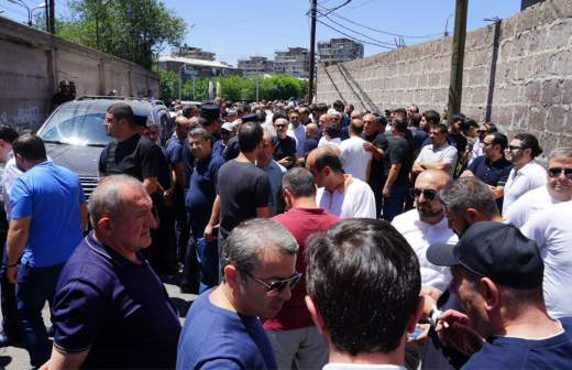 Митинг в поддержку Карапетяна в Ереване завершился шествием к изолятору
Митинг в поддержку Карапетяна в Ереване завершился шествием к изолятору