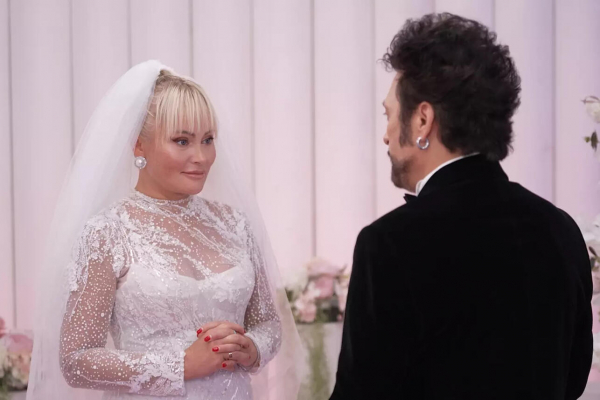 Дана Борисова снова стала невестой &mdash; тесное платье, фата и известный жених