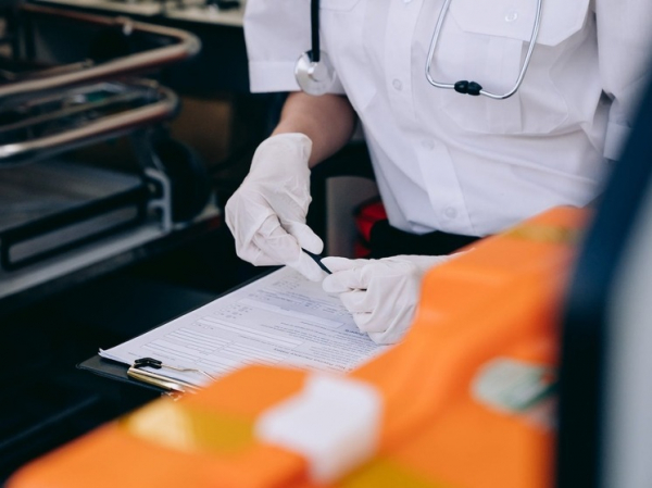 Стрела автокрана оторвала крышу легковушке и головы пассажиров