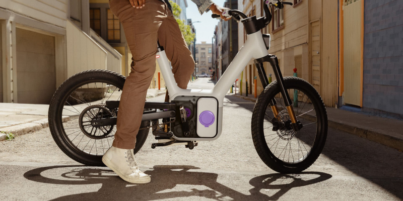 Суббренд Rivian представил велосипед-трансформер — он заряжается от кручения педалей