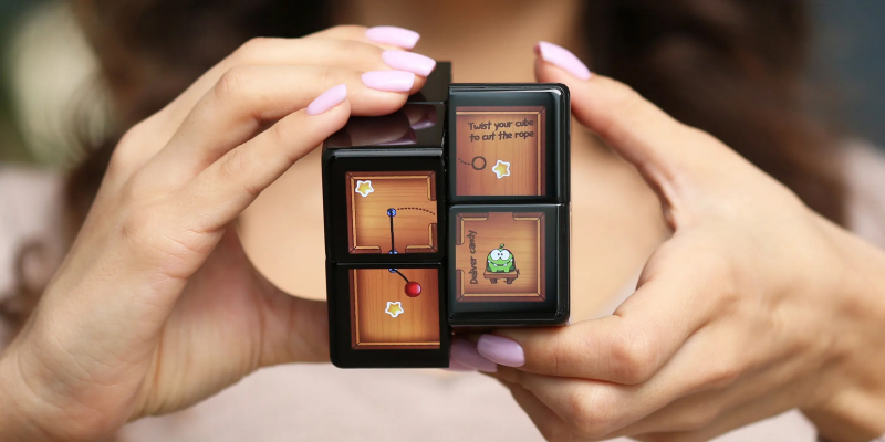 Вышел WOWCube &mdash; кубик Рубика с ЖК-экранами, на котором можно играть в 2048 и другие игры