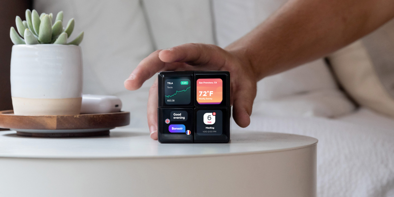 Вышел WOWCube &mdash; кубик Рубика с ЖК-экранами, на котором можно играть в 2048 и другие игры