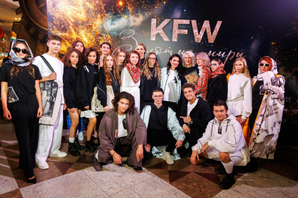 Юлия Такшина впервые вышла на подиум вместе со взрослым сыном Юлия Такшина впервые вышла на подиум вместе со взрослым сыном