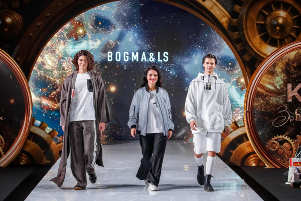 Юлия Такшина впервые вышла на подиум вместе со взрослым сыном Юлия Такшина впервые вышла на подиум вместе со взрослым сыном