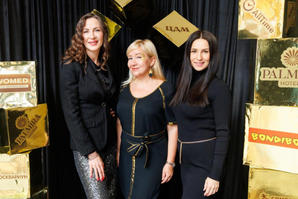 Юлия Такшина впервые вышла на подиум вместе со взрослым сыном Юлия Такшина впервые вышла на подиум вместе со взрослым сыном