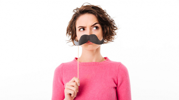 От фастфуда к усам: врач объяснил причину появления нежелательных волос у девушек