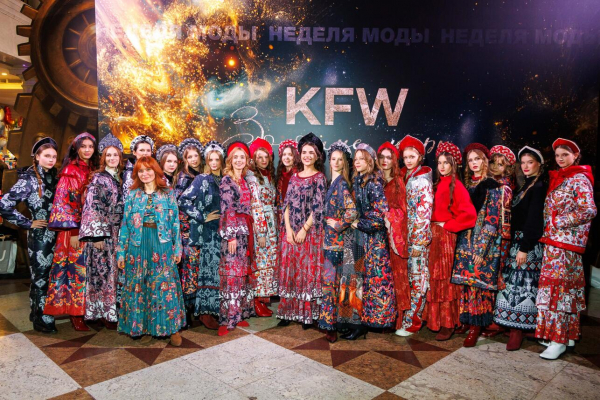 Юлия Такшина впервые вышла на подиум вместе со взрослым сыном Юлия Такшина впервые вышла на подиум вместе со взрослым сыном