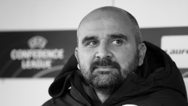 Потерял сознание во время матча и почернел. Смерть тренера потрясла всю страну