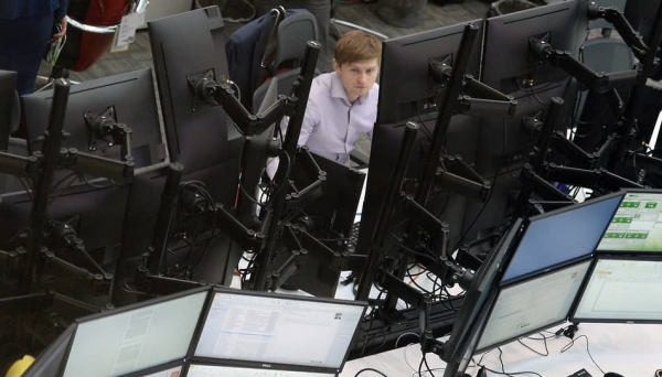 
                Инвестбанки соревнуются со ставкой
            