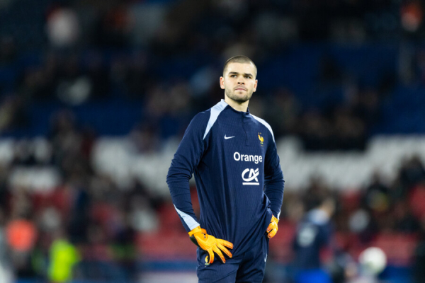 Конкурент Сафонова опозорился на весь мир. Такого с французскими вратарями не случалось почти 100 лет!