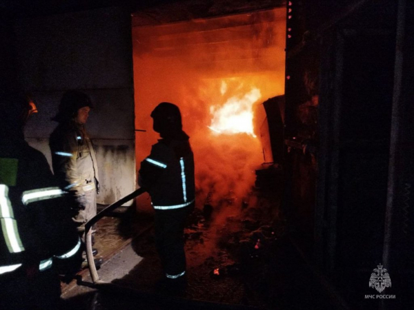 Пол Екатеринбургом крупный пожар &ndash; сгорел склад стройматериалов