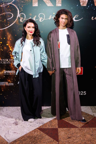 Юлия Такшина впервые вышла на подиум вместе со взрослым сыном Юлия Такшина впервые вышла на подиум вместе со взрослым сыном