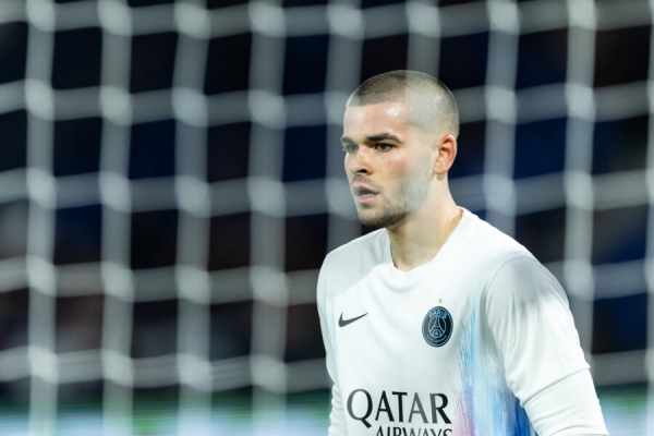 Конкурент Сафонова опозорился на весь мир. Такого с французскими вратарями не случалось почти 100 лет!