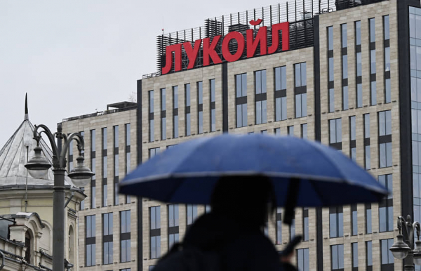 
                Акции ЛУКОЙЛа упали на 4% после срыва сделки с Gunvor по зарубежным активам
            