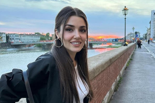 Ханде Эрчел вновь прилетит в Москву на премьеру фильма «Два мира, одно желание» Ханде Эрчел вновь прилетит в Москву на премьеру фильма «Два мира, одно желание»