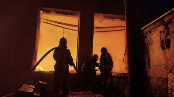 Пол Екатеринбургом крупный пожар &ndash; сгорел склад стройматериалов