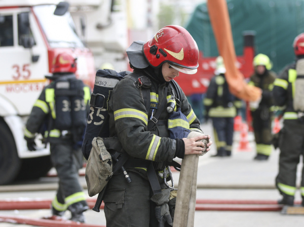 Два производственных цеха горят в Иркутской области