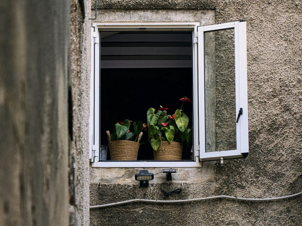 Мужчина вылетел с пятого этажа военкомата на Украине