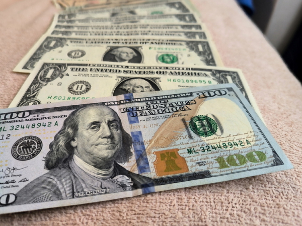 Официальный курс доллара впервые за две недели достиг 81 рубля