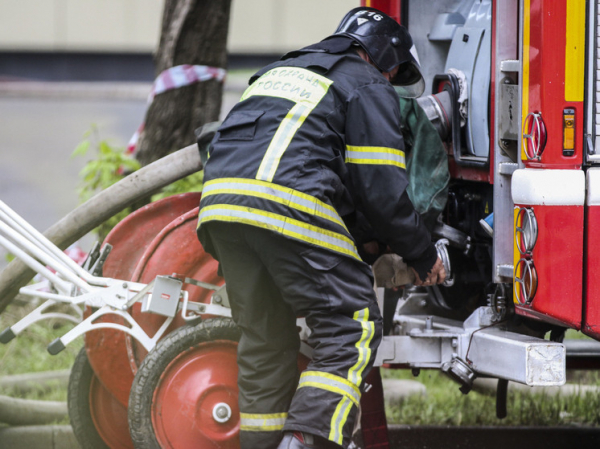Пожар начался на складе с горючим в Подмосковье