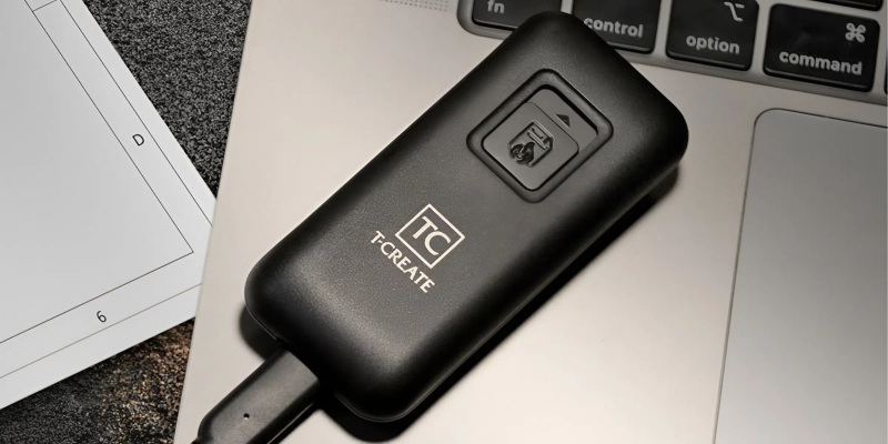 Представлен внешний SSD с кнопкой уничтожения файлов без следа — прямо как в шпионских фильмах